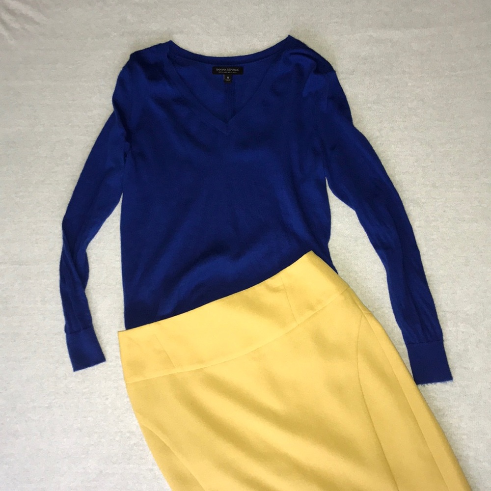 Banana Republic 100% wool v neck sweater